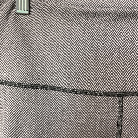 Lululemon grey pattern crop pants size 8 - Picture 6 of 12